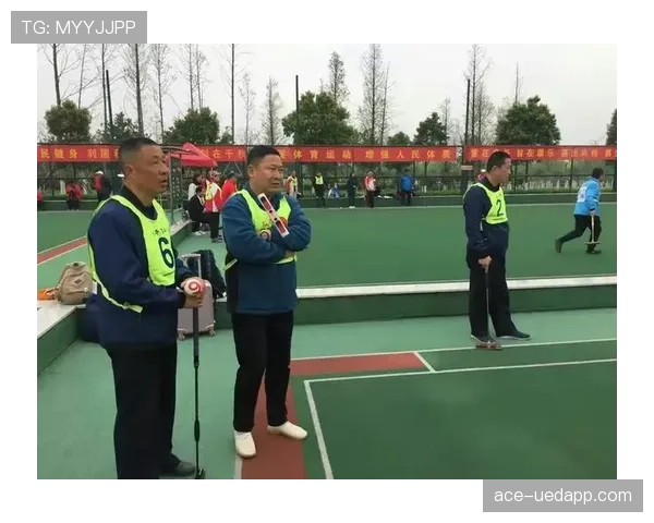 拉人犯规的判罚标准及裁判判定规则详解